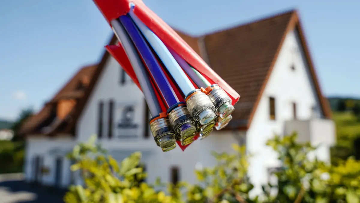 Markert, Jan-Thomas 21.07.2020, Baden-Württemberg, Oberflockenbach: Ein Bündel mit Umhüllungen für Glasfaserkabel hängt vor einem Haus. Trotz vorliegender Bewilligungen verzichten mindestens drei baden-württembergische Kommunen auf Bundesfördergelder für den Breitbandausbau. (zu dpa «Einige Südwest-Kommunen verzichten auf Fördergeld für Internetausbau») Foto: Uwe Anspach/dpa +++ dpa-Bildfunk +++ | Verwendung weltweit