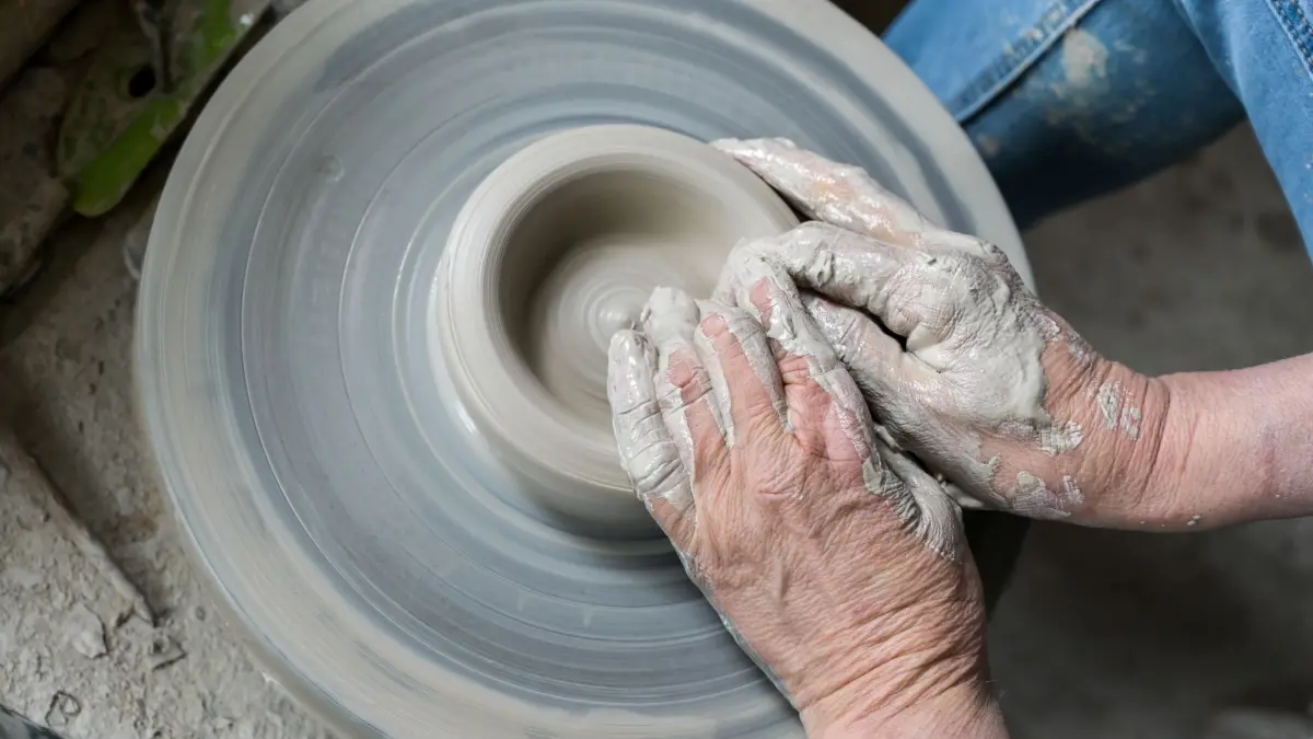 Auf einer Töpferscheibe entsteht ein neues Gefäß aus Ton. Susanne Schröder stellt in ihrer Werkstatt Gebrauchskeramik und Unikate her. Mit den Händen und viel Wasser formt eine Töpferin aus einem Tonklumpen ein Gefäß. (zu dpa: „Töpfer in Sachsen–Anhalt öffnen ihre Werkstätten»)