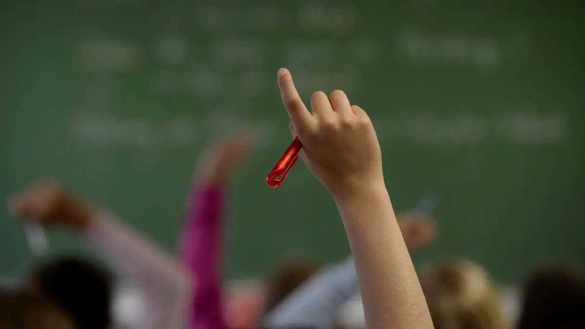 ILLUSTRATION — 20.05.2015, Baden–Württemberg, Stuttgart: Eine Schülerin meldet sich in einem Klassenzimmer während des Englischunterrichts. (zu dpa: „Ohrfeige an Waldorfschule: Lehrerin zu Geldstrafe verurteilt») (zu dpa: „Nach Ohrfeige an Waldorfschule — Aufarbeitung gefordert»)