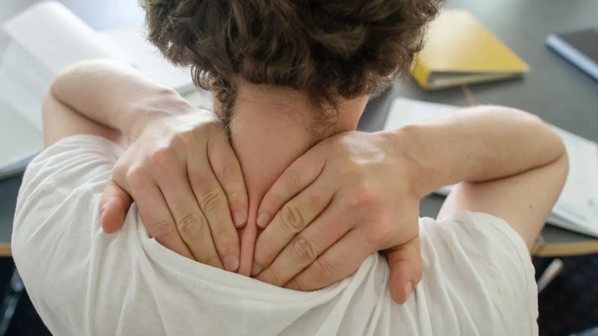 Bei vielen Menschen ist die hintere Nackenmuskulatur überdehnt — Ausgangspunkt für ein schmerzhaftes Ziehen. (zu dpa: „Mit Dehnen gegen Nackenschmerzen? Ein Irrtum!»)
