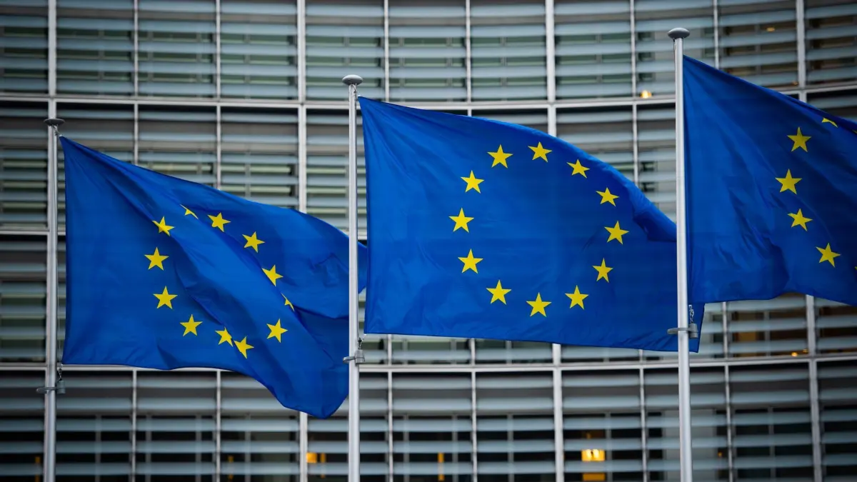 Flaggen der Europäischen Union wehen im Wind vor dem Berlaymont–Gebäude der Europäischen Kommission in Brüssel. (zu dpa: „Europaparlament stimmt für europäische Kinderhauptstadt»)
