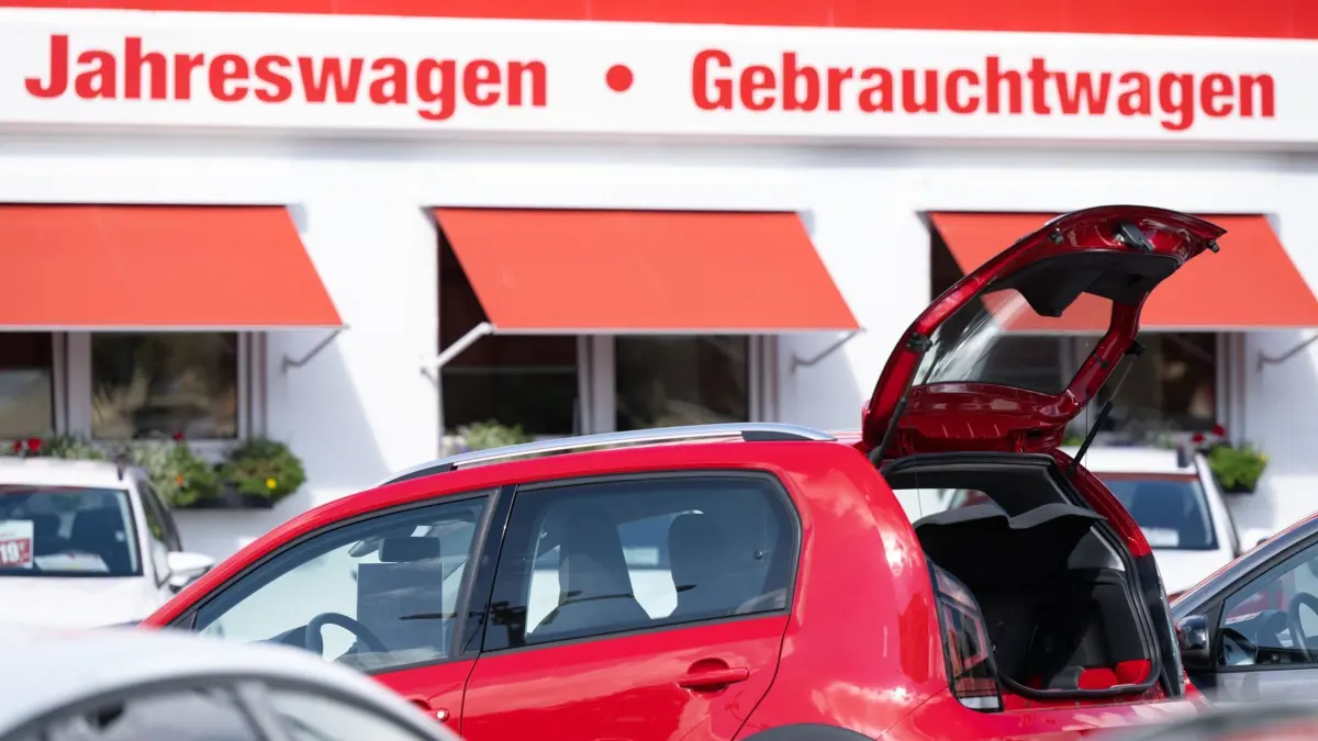 Neuwagen und Gebrauchtwagen stehen bei einem Autohändler nebeneinander. (zu dpa: „VW–Finanzsparte wegen mehr Auslieferungen verhalten optimistisch»)