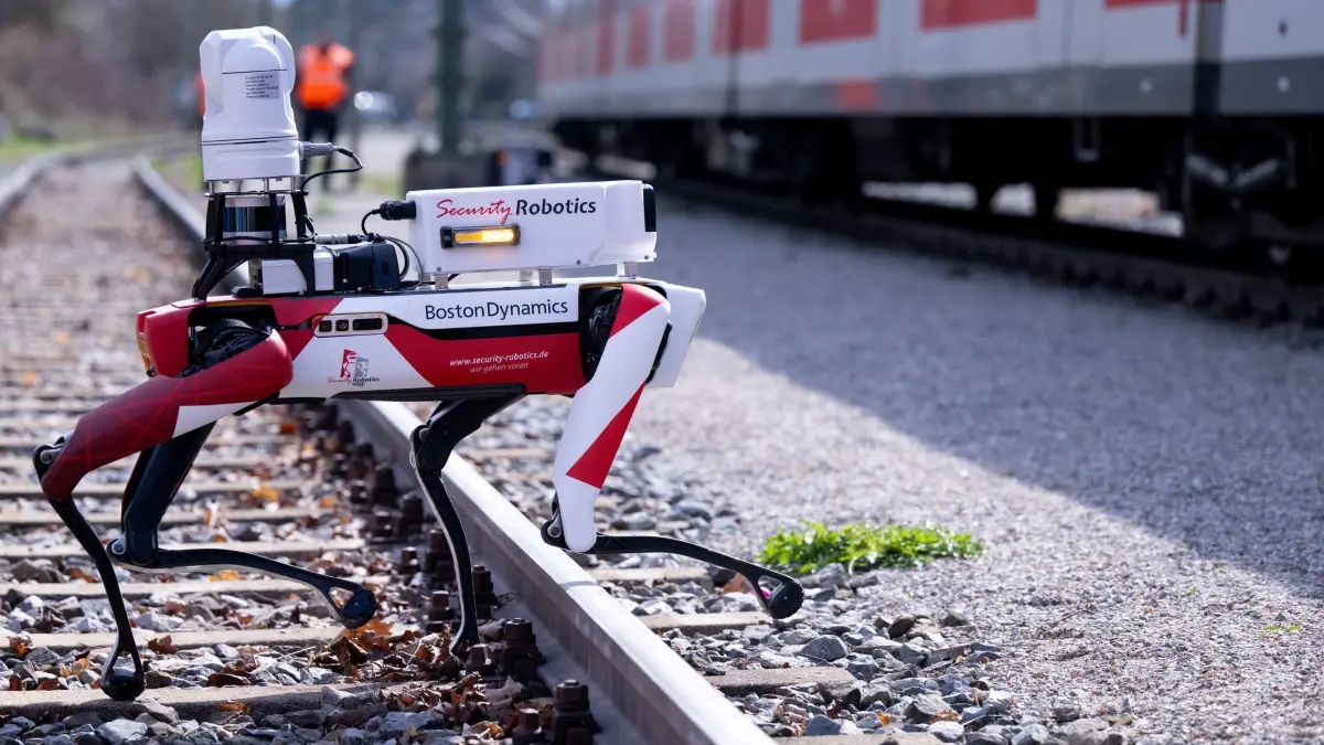 Der Roboter „Spot“ der Deutschen Bahn läuft bei einem Pressetermin zwischen abgestellten S–Bahnen entlang. Der Roboter soll abgestellte S–Bahnen mit modernster Kameratechnik und KI–Einsatz überwachen. Die Bahnen sollen so vor Vandalismus und Graffiti geschützt werden.
