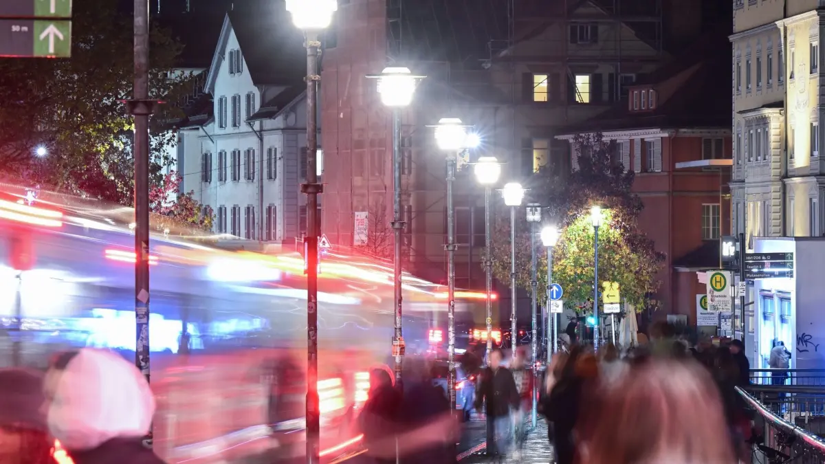 Laternen beleuchten eine Straße.