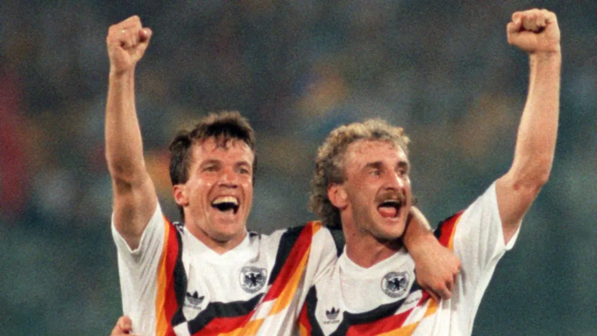 Der deutsche Mittelfeldspieler und Kapitän Lothar Matthäus (l) und Stürmer Rudi Völler strecken jubelnd eine Faust hoch. Die deutsche Fußballnationalmannschaft gewinnt am 8.7.1990 im Olympiastadion von Rom das Endspiel der Fußball–WM gegen Argentinien mit 1:0. (zu "Nike statt Adidas ab 2027: Ausrüster–Revolution beim DFB")