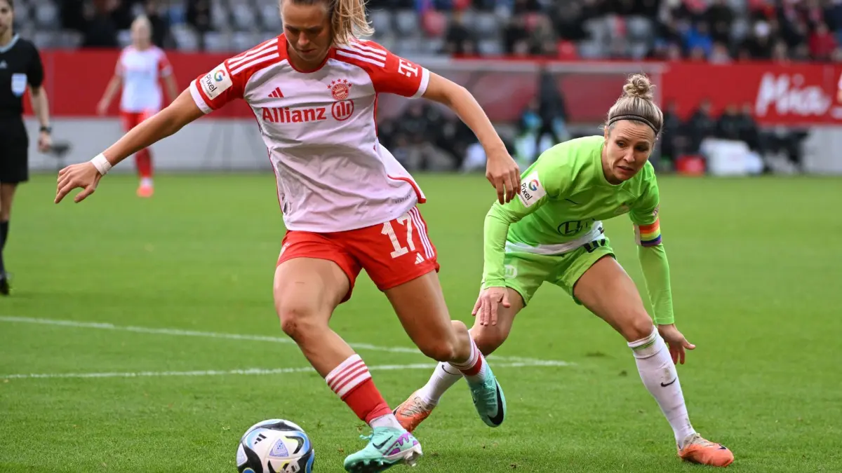 Fußball, Frauen: Bundesliga, Bayern München — VfL Wolfsburg, 6. Spieltag, FC Bayern Campus. Bayerns Klara Bühl (l) kämpft mit Wolfsburgs Svenja Huth um den Ball. Der FCB kann einen großen Schritt in Richtung Titelverteidigung machen. (zu dpa: „Wolfsburgerinnen empfangen FC Bayern zum Spitzenspiel»)
