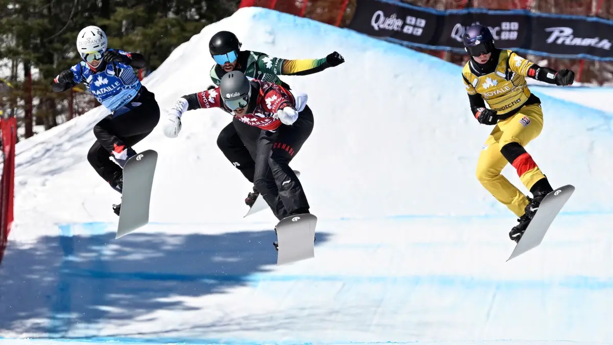 FIS Snowboardcross–Weltcup, Finale: Jake Vedder (l–r), Sieger aus den USA, Cameron Bolton, Zweitplatzierter aus Australien, und Leon Ulbricht, Drittplatzierter aus Deutschland, erreichen das Ziel.