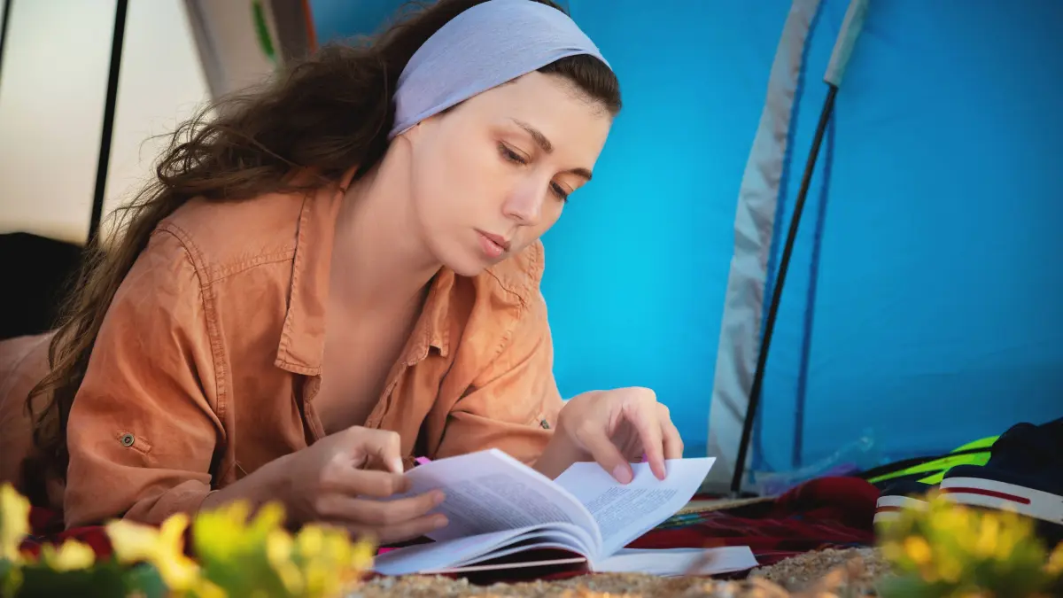 Caucasian woman thoughtfully reading a book on a beautiful beach. Beautiful girl in casual clothes looks at a book while lying on the sand, bottom view from ground level Caucasian woman thoughtfully reading a book on a beautiful beach. Beautiful girl in casual clothes looks at a book while lying on the sand, bottom view from ground level. ,model released, Symbolfoto Copyright: xZoonar.com/IanxIankovskiix 20759024 ,model released, Symbolfoto ,property released