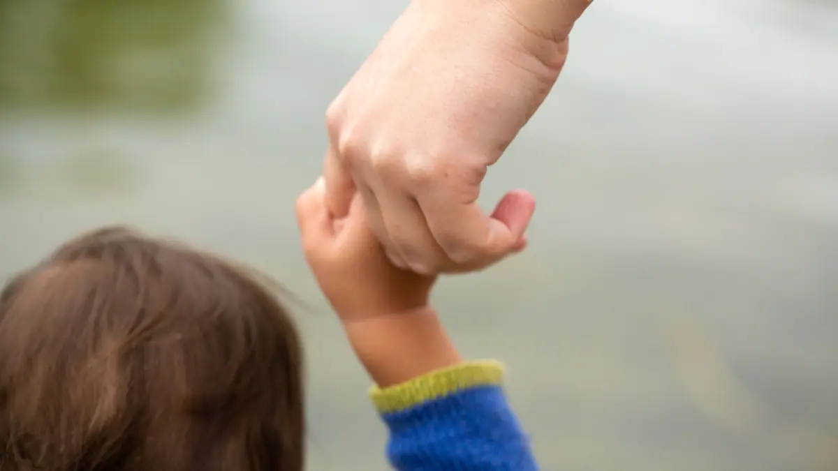 ARCHIV - 01.07.2023, Berlin: Eine Mutter hält ihr Kind an der Hand. (zu dpa: «Elterngeldbezug nimmt leicht ab») Foto: Fernando Gutierrez-Juarez/dpa +++ dpa-Bildfunk +++