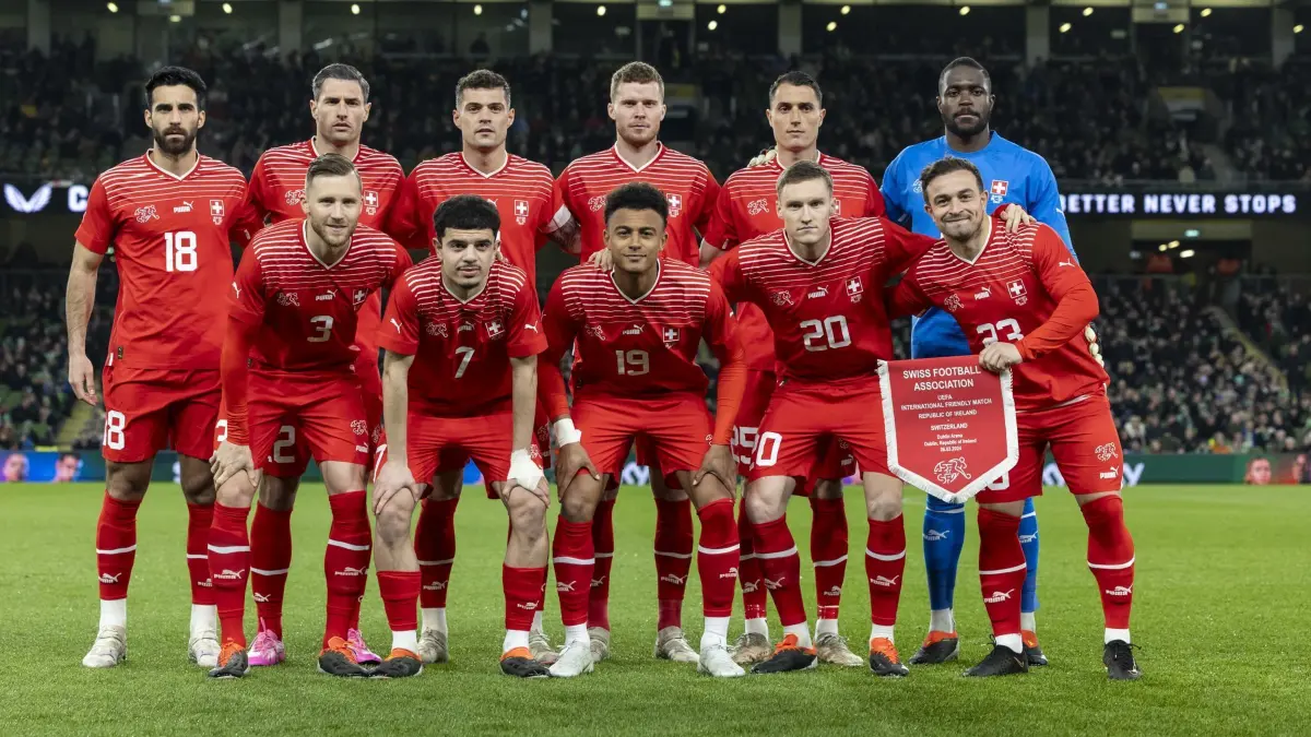 26.03.2024, Irland, Dublin: Fußball: Länderspiele, Irland - Schweiz. Die Schweizer Mannschaft: Eray Cömert (hinten, l-r), Fabian Schär, Granit Xhaka, Nico Elvedi, Vincent Sierro, Yvon Mvogo, Silvan Widmer (vorne,l-r), Zeki Amdouni, Dan Ndoye, Michel Aebischer und Xherdan Shaqiri steht für ein Mannschaftsfoto vor dem Spiel. Foto: Peter Klaunzer/KEYSTONE/dpa +++ dpa-Bildfunk +++