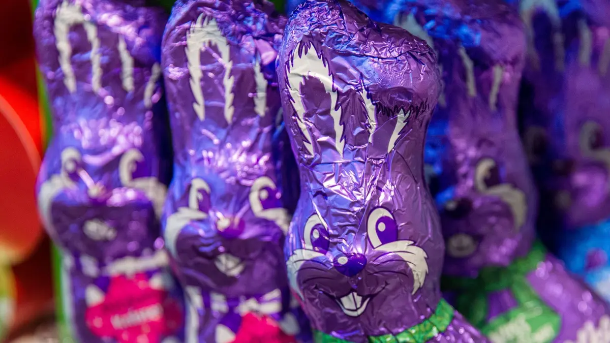 Schokoladen–Osterhasen von Milka stehen derzeit in vielen Supermarktregalen — das gefällt nicht allen.