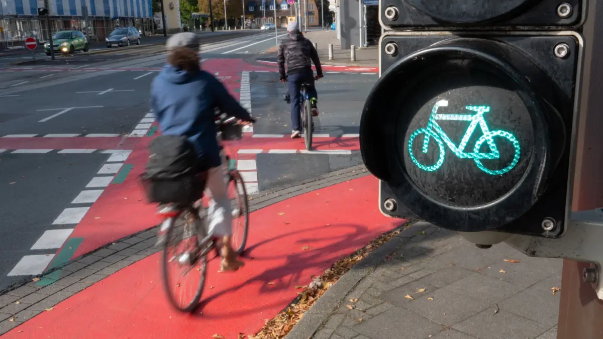 Fahrradsaison in Niedersachsen: ARCHIV - 11.10.2021, Niedersachsen, Laatzen: Zwei Radfahrer fahren auf dem Radweg an einer grünen Ampel vorbei. (zu dpa: «Fahrrad-Club: Radwege in Niedersachsen mancherorts verbesserungswürdig») Foto: Demy Becker/dpa +++ dpa-Bildfunk +++