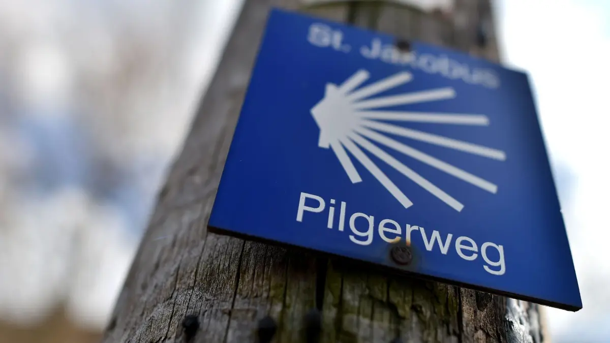 Pilgern auf dem Jakobsweg: ARCHIV - 27.03.2015, Sachsen-Anhalt, Eisleben: Ein Schild markiert in Eisleben (Sachsen-Anhalt) den St. Jakobus Pilgerweg. (zu dpa: «Neue Angebote für Pilger in Sachsen-Anhalt») Foto: Hendrik Schmidt/dpa +++ dpa-Bildfunk +++