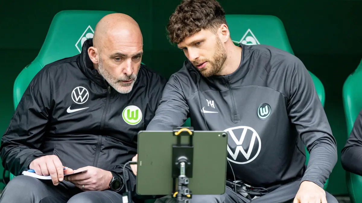 Werder Bremen — VfL Wolfsburg: 30.03.2024, Bremen: Fußball: Bundesliga, Werder Bremen - VfL Wolfsburg, 27. Spieltag, wohninvest Weserstadion. Wolfsburgs Co-Trainer Patrick Hasenhüttl (r) und Wolfsburgs Co-Trainer Craig Fleming schauen aum Spielfeldrand auf ein Tablet. Foto: Axel Heimken/dpa - WICHTIGER HINWEIS: Gemäß den Vorgaben der DFL Deutsche Fußball Liga bzw. des DFB Deutscher Fußball-Bund ist es untersagt, in dem Stadion und/oder vom Spiel angefertigte Fotoaufnahmen in Form von Sequenzbildern und/oder videoähnlichen Fotostrecken zu verwerten bzw. verwerten zu lassen. +++ dpa-Bildfunk +++