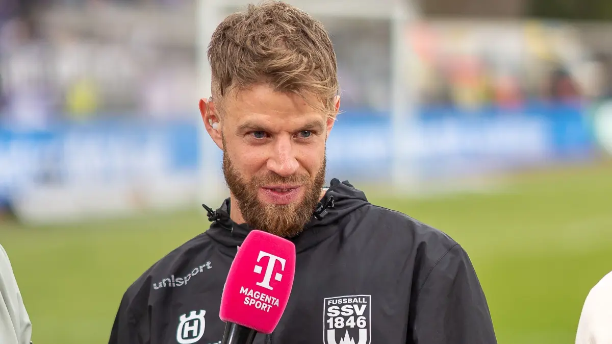 GER, SSV Ulm 1846 vs. FC Erzgebirge Aue, Fussball, 3. Liga, 31. Spieltag, Saison 2023/2024, 30.03.2024 : Verletzter Johannes Reichert (SSV Ulm 1846 Fussball, #05) im Interview mit Magenta Sport,
GER, SSV Ulm 1846 vs. FC Erzgebirge Aue, Fussball, 3. Liga, 31. Spieltag, Saison 2023/2024, 30.03.2024;
DFB/DFL REGULATIONS PROHIBIT ANY USE OF PHOTOGRAPHS AS IMAGE SEQUENCES AND/OR QUASI-VIDEO
Foto: Eibner-Pressefoto/Patrick Hipp