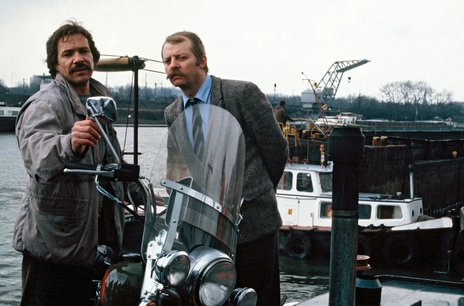 Götz George (l.) ermittelte von 1981 bis 1991 als Horst Schimanski in Duisburg, zusammen mit Christian Thanner (Eberhard Feik). Schnoddrig und ungehobelt war er der beliebteste TV-Kommissar.