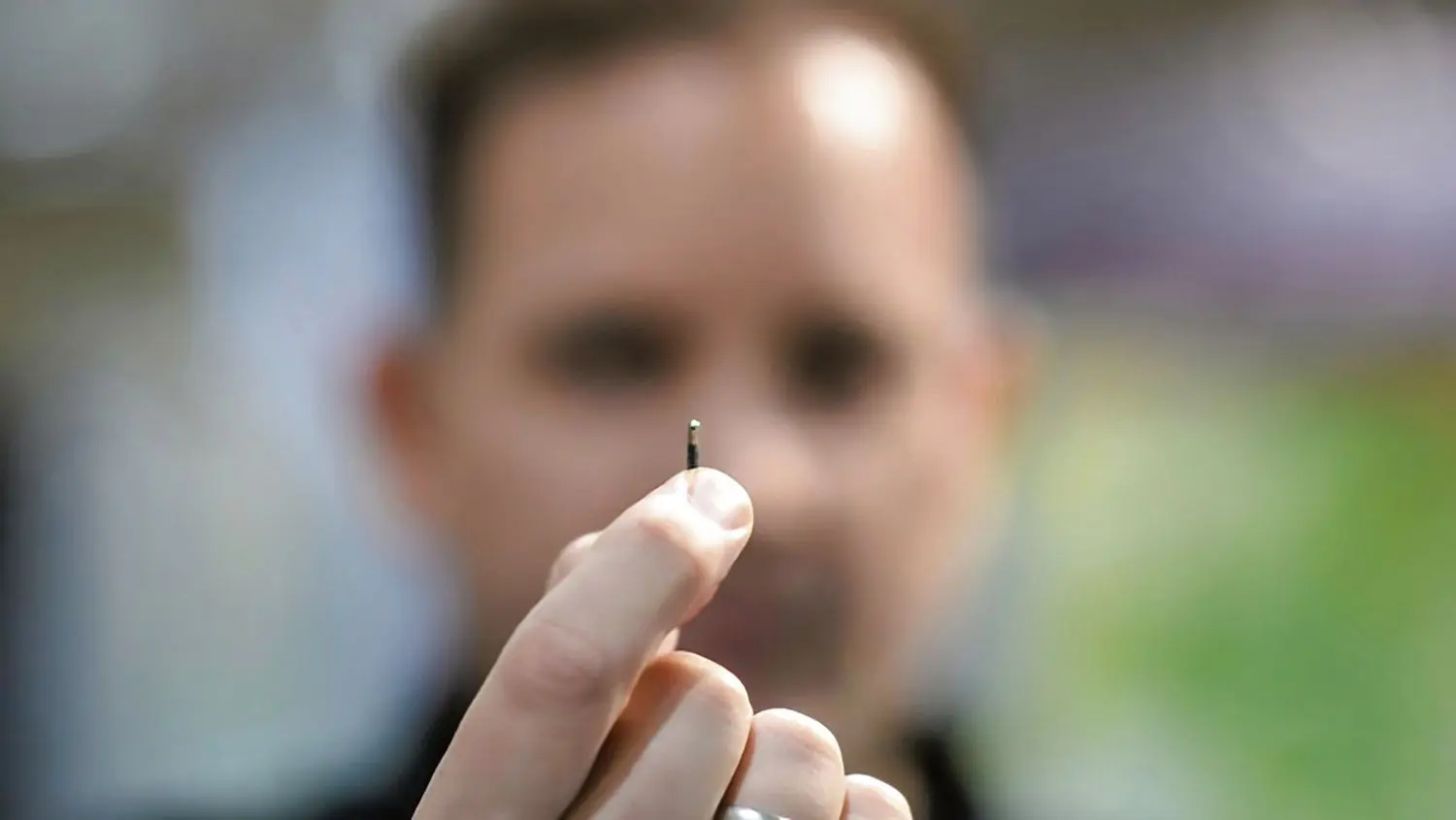 Einige Millimeter misst der Chip, der in den Körper implantiert wird, sodass man mit ihm Schlösser öffnen und Automaten bedienen kann.
