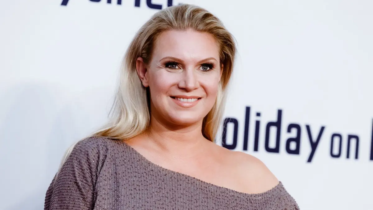 Die ehemalige Turnerin Magdalena Brzeska.
ARCHIV - 19.10.2016, Hamburg: Die ehemalige Turnerin Magdalena Brzeska steht vor der Holiday on Ice Gala auf dem roten Teppich. Brzeska (40) musste bange Tage überstehen, nachdem bei einer Blinddarm-Operation zufällig ein Tumor entdeckt worden war. Foto: Markus Scholz/dpa +++ dpa-Bildfunk +++