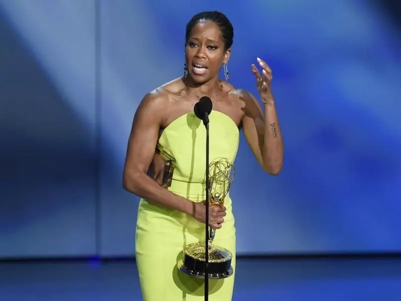 Regina King („Seven Seconds“) bedankt sich für den Preis als „Beste Hauptdarstellerin in einer Miniserie“.