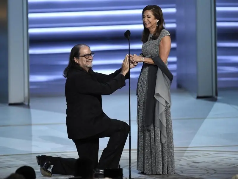Emmy-Preisträger Glenn Weiss hält um die Hand seiner Freundin Jan Svendsen an.
