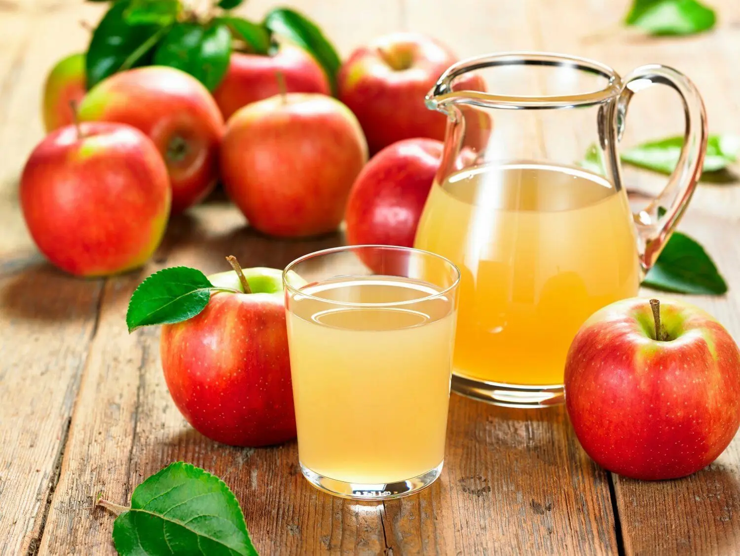 Weil gerade naturbelassener Apfel-Direktsaft von Natur aus viel Zucker enthält, wird er mit einem gelben C bewertet. Coke light bekäme laut Foodwatch übrigens ein B, auch wenn der Hersteller die Ampel bisher nicht auf seinen Produkten abdruckt. Denn das Produkt ist zuckerfrei und enthält schlicht gar keine Nährwerte. Eine reguläre Coca-Cola enthält ähnlich viel Zucker wie Apfelsaft, aber im Gegensatz zu Saft keinerlei gesundheitsförderlichen Bestandteile. Coca-Cola kommt deshalb auf ein rotes E.