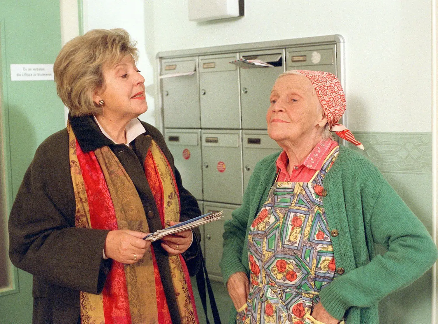 2002: Helga mit Hausmeisterin Else Kling (Annemarie Wendl).⇥