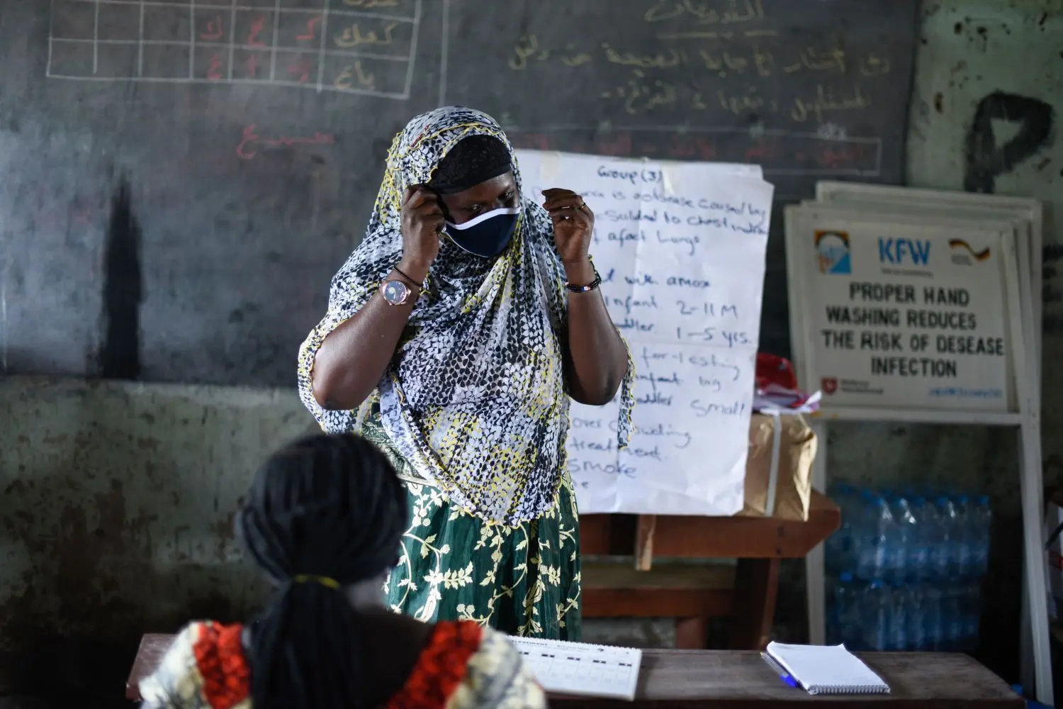 Viele Projekte wurden kurzerhand umstrukturiert oder erweitert. So wurde die Bevölkerung, wie hier in Juba im Südsudan, im richtigen Umgang mit einem Mund-Nasen-Schutz und im richtige Händewaschen geschult.⇥