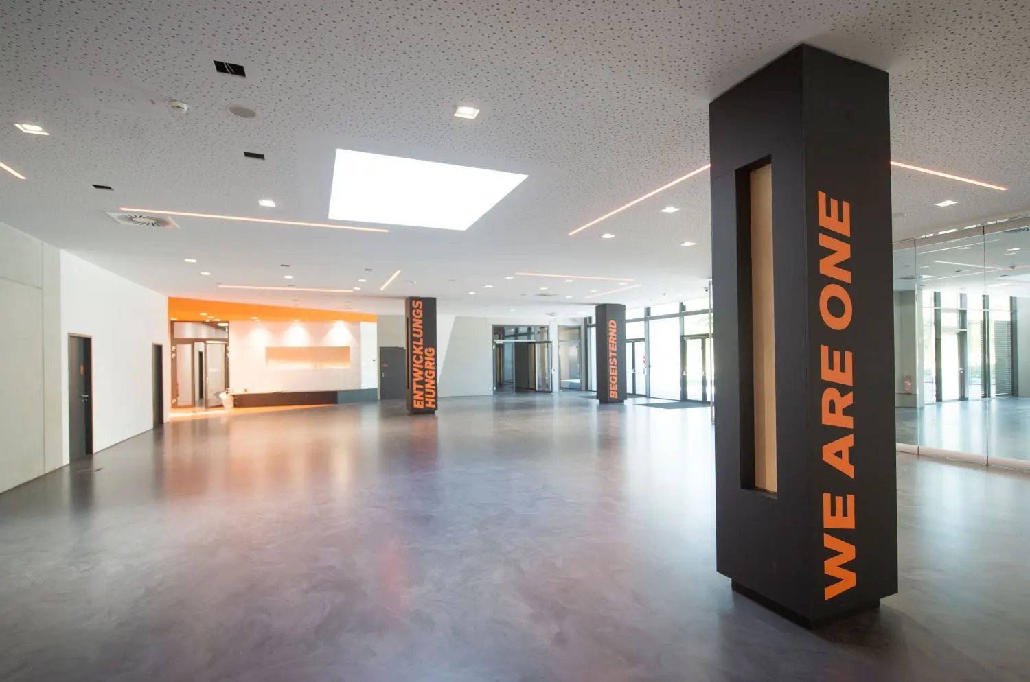 Glaubenssätze: Die Säulen im Foyer des Bürokomplexes tragen die wichtigsten Eigenschaften, die sich BBU’01 von allen Beteiligten erhofft.