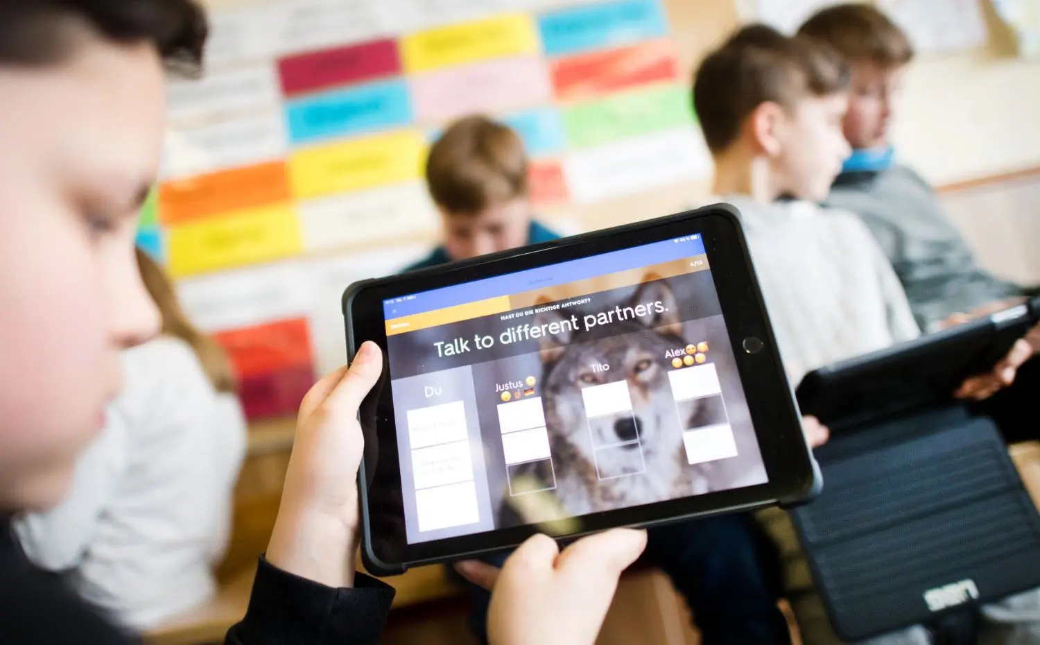 Schüler einer 5. Klasse lernen mit iPads im Englischunterricht. Macht das auch schon in der Grundschule Sinn? Experten sind uneins.