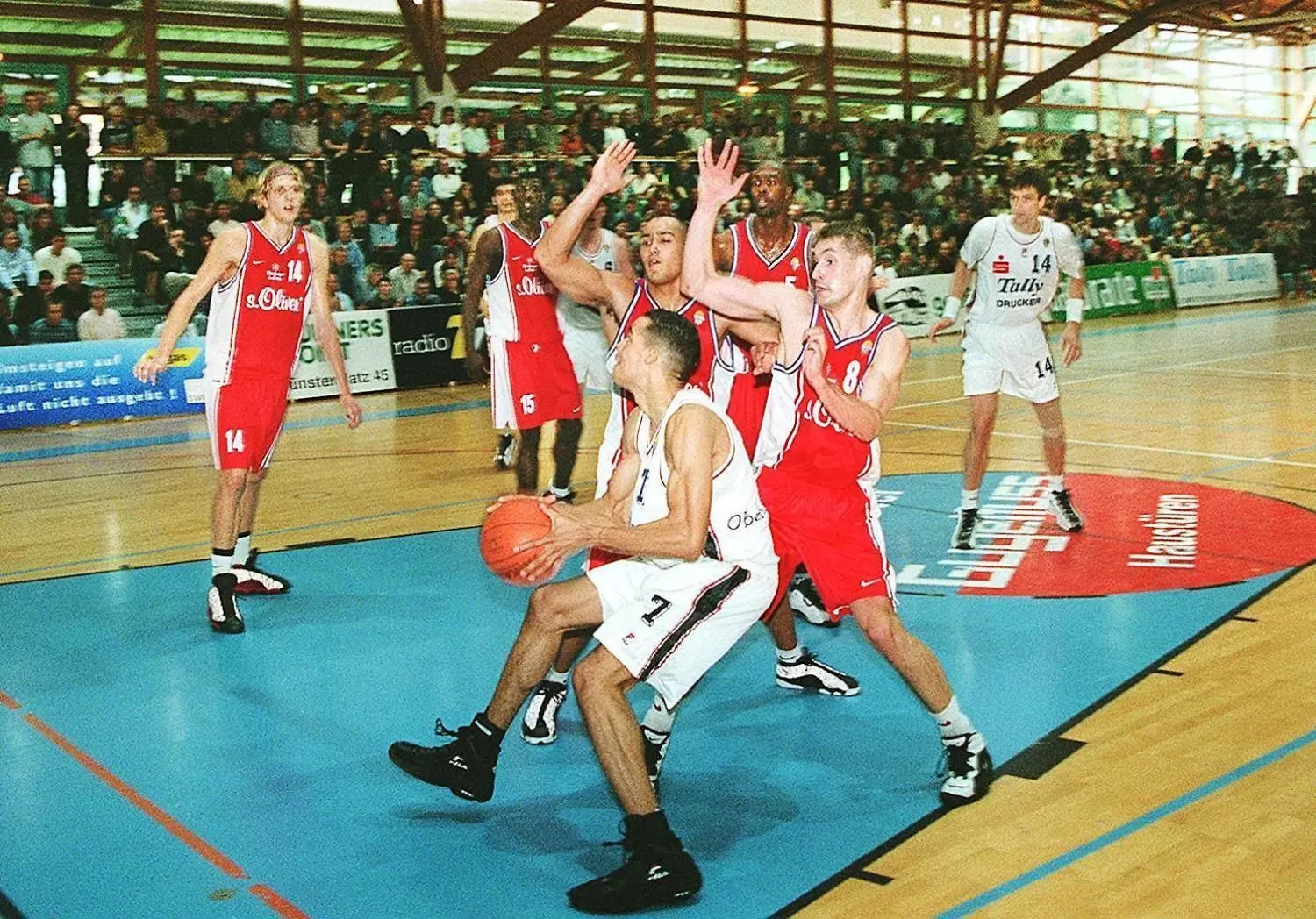 Malik Ruddigkeit (mit Ball) stahl Dirk Nowitzki (links) in der Elchinger Brühlhalle teilweise die Show. Der entscheidende Mann der Partie war aber der Würzburger, der kurz darauf seine unglaubliche Karriere bei den Dallas Mavericks startete.