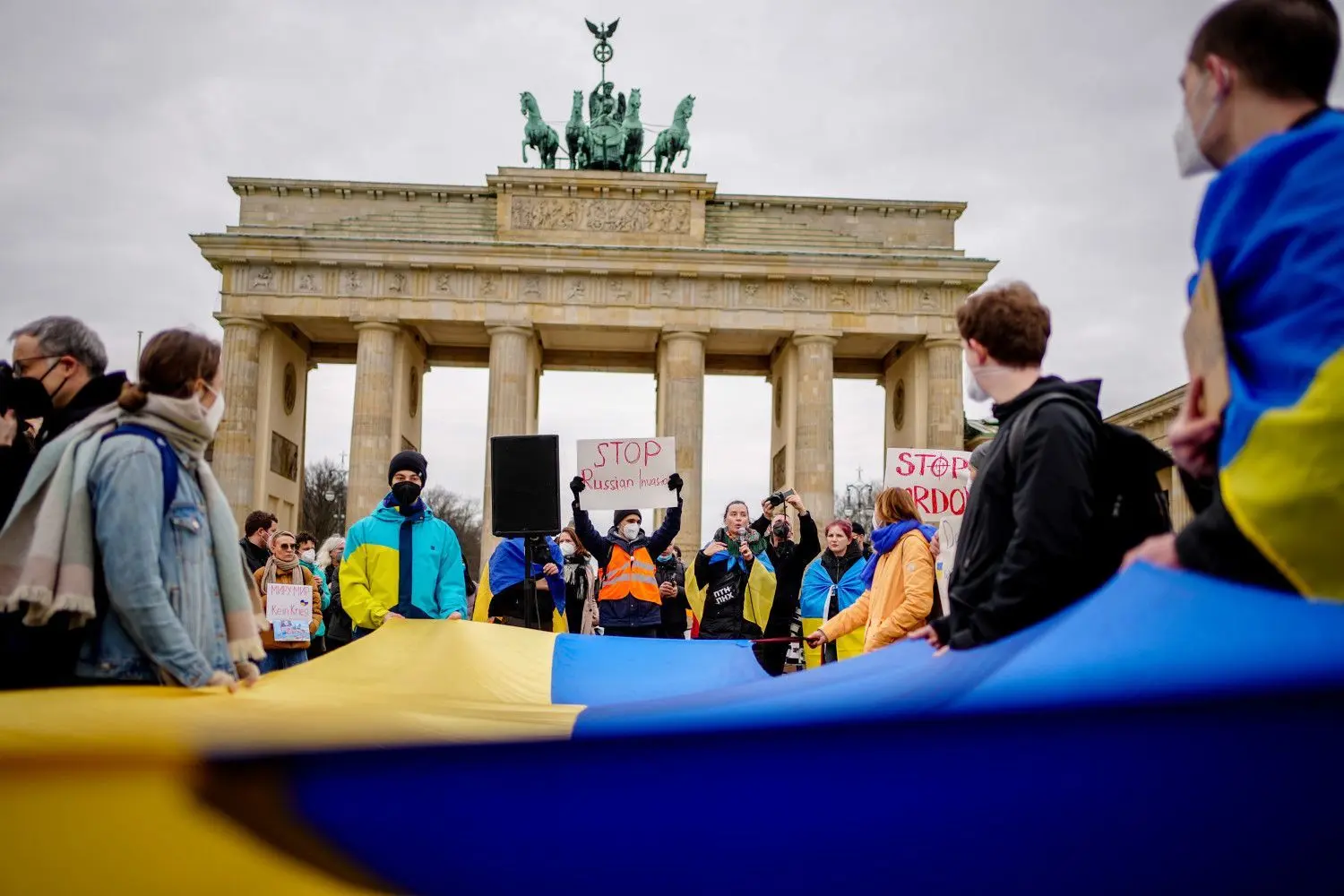 Zahlreiche Menschen demonstrieren am Donnerstag in Berlin gegen den russischen Angriff auf die Ukraine.
