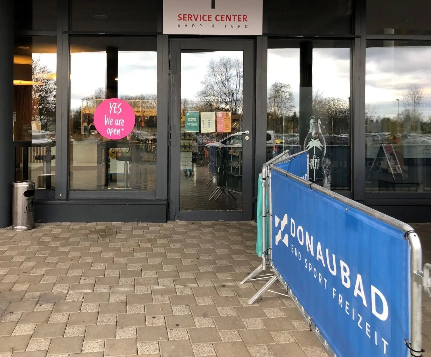 Der Gastro-Bereich teilt sich einen Eingang mit dem neuen Service-Center im Donaubad. Diese ist Anlaufstelle vor allem für die Wohnmobilisten des nahegelegenen Stellplatzes.