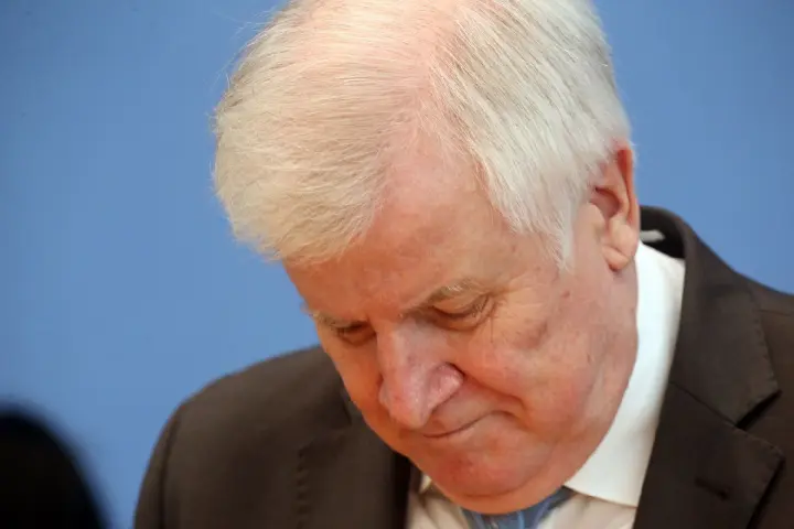 Seehofer droht mit neuen Corona-Grenzkontrollen