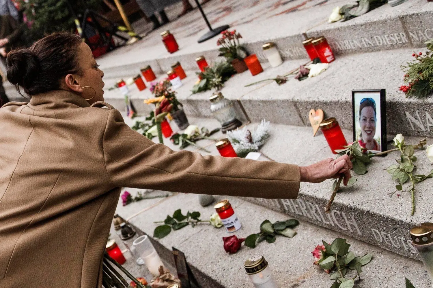 Am Berliner Breitscheidplatz ist eine Gedenkstätte für die Opfer entstanden. Rund 100 Menschen wurden verletzt, 13 starben in Folge des Anschlags.⇥