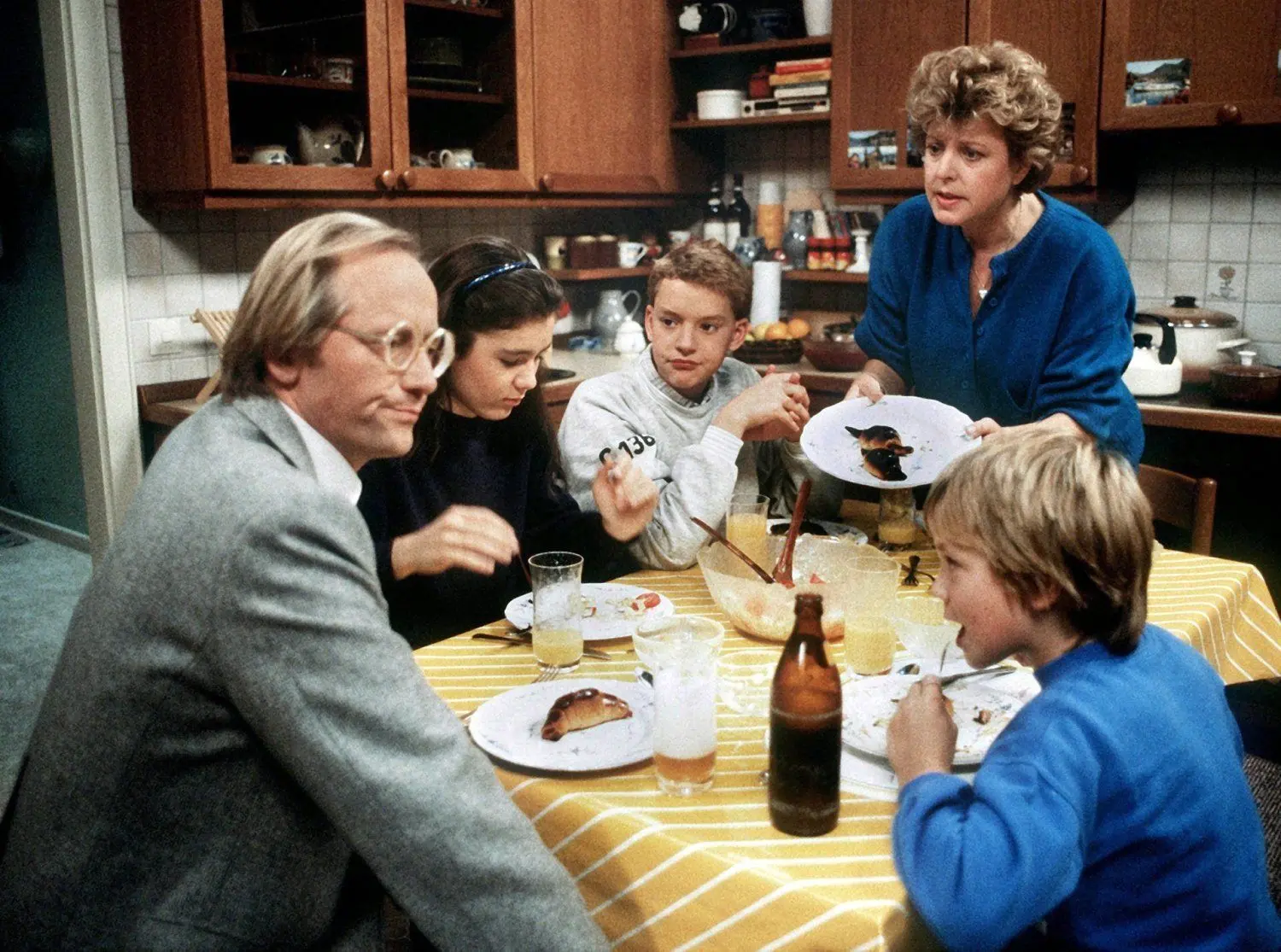 Ein Bild aus frühen „Lindenstraße“-Tagen (1986): Familie Beimer diskutiert am Esstisch in der Küche.⇥