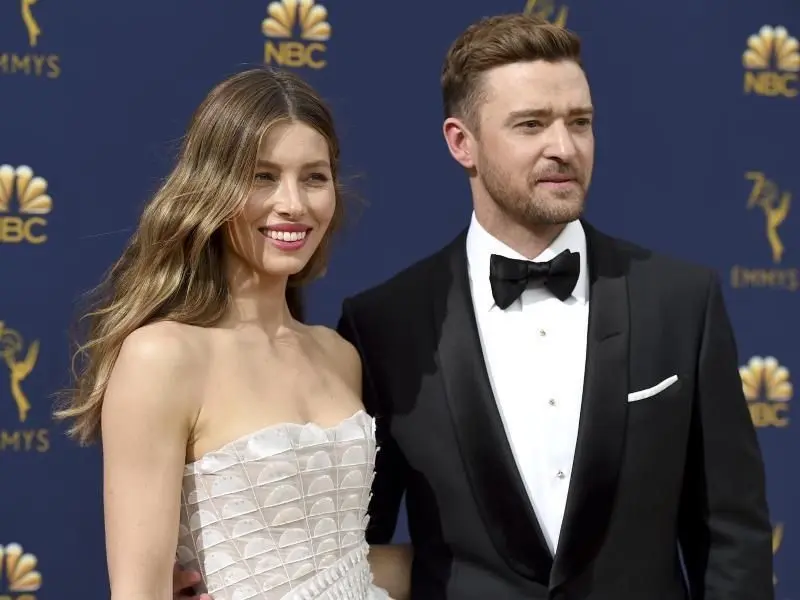 Jessica Biel und Justin Timberlake kommen ganz beruhigt zur Emmy-Gala. Sie haben einen Babysitter engagiert, wie sie über Twitter mitteilten.