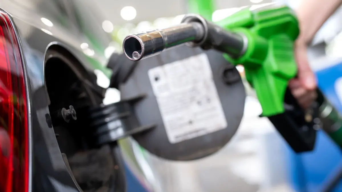 Bei Jet kann man bis 9. Oktober gratis tanken, allerdings nicht überall und am Wochenende gar nicht.
06.09.2020, Bayern, München: Eine Frau hält an einer Tankstelle an einer Zapfsäule eine Zapfpistole in der Hand und betankt ein Auto. Vor 60 Jahren, am 14. September 1960, gründete sich die Organisation erdölexportierender Staaten (Opec). (zu dpa «Macht und Ohnmacht: Niedriger Ölpreis als Herausforderung für Opec») Foto: Sven Hoppe/dpa +++ dpa-Bildfunk +++