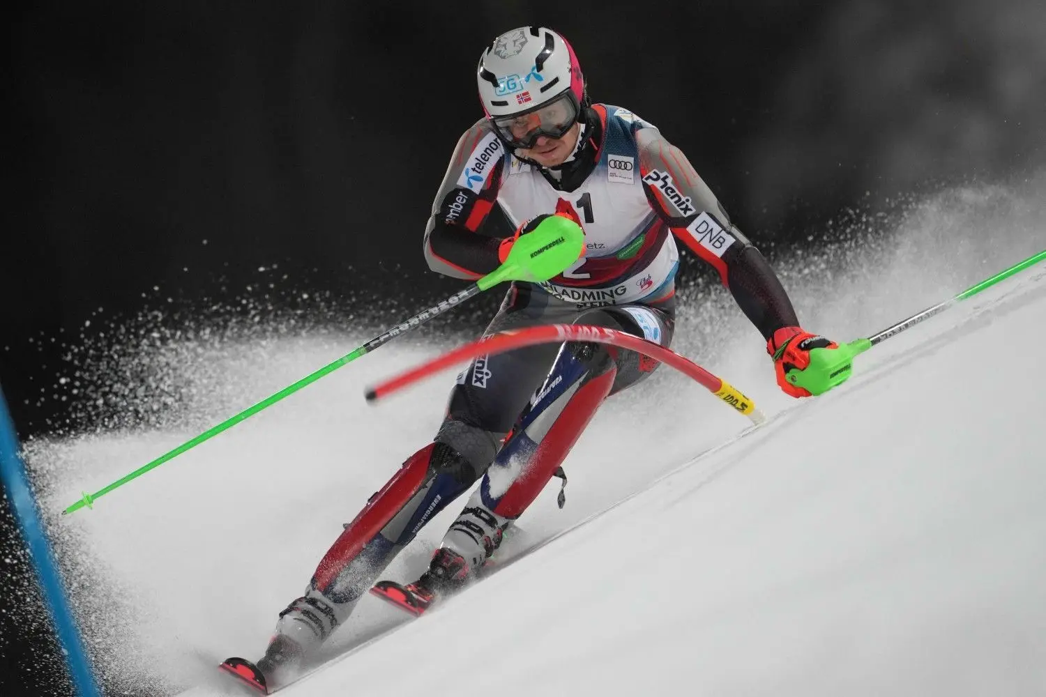 Hart auf der Kante: Der Norweger Henrik Kristoffersen beim Nachtslalom in Schladming.