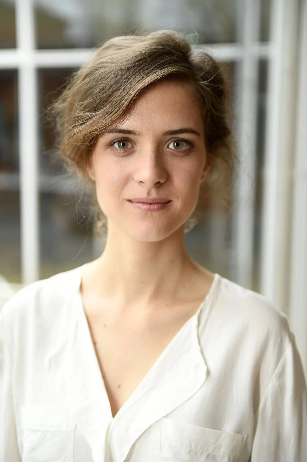 Liv Lisa Fries hatte mit ihrer Rolle als Charlotte Ritter in „Babylon Berlin“ ihren Durchbruch als Schauspielerin. Sie bekam dafür den Grimme-Preis. ⇥