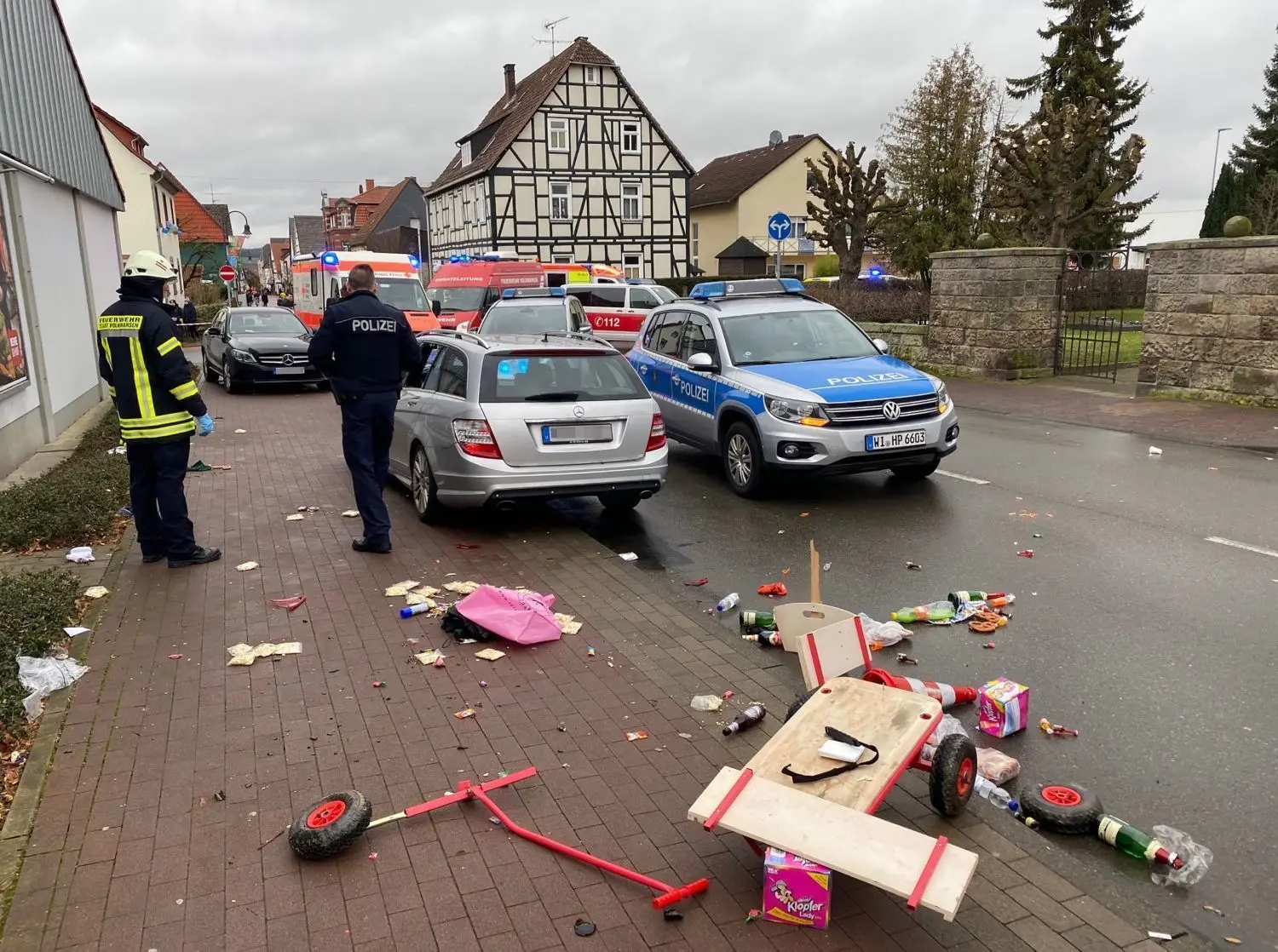 Die Unfallstelle in Volkmarsen an der ein Auto in einen Karnevalsumzug gerast ist.