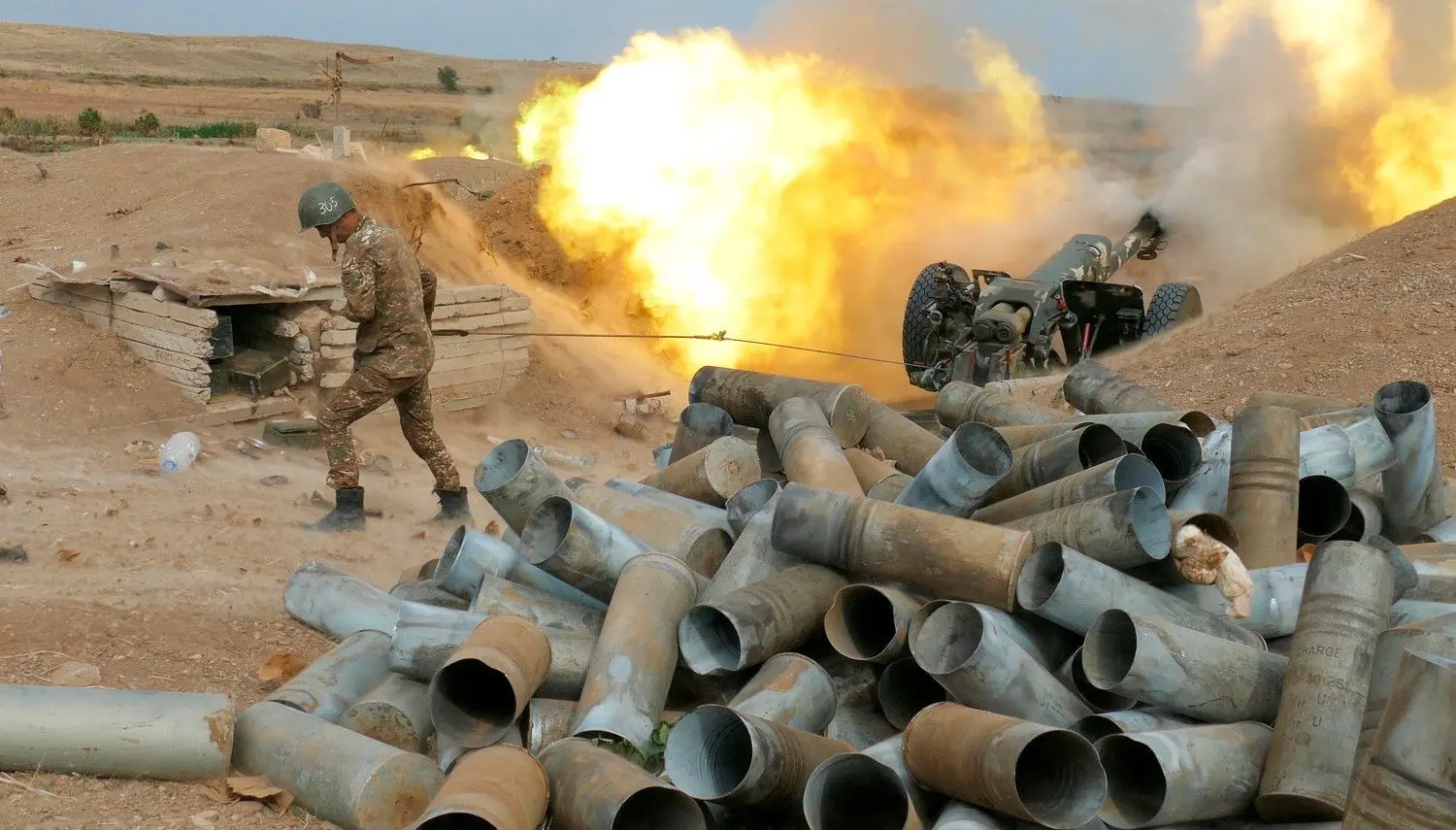 Ein Soldat der armenischen Armee feuert in der Region Berg-Karabach eine Kanone ab. Auch am Wochenende gingen die Kämpfe offenbar weiter, trotz vereinbarter Waffenruhe.