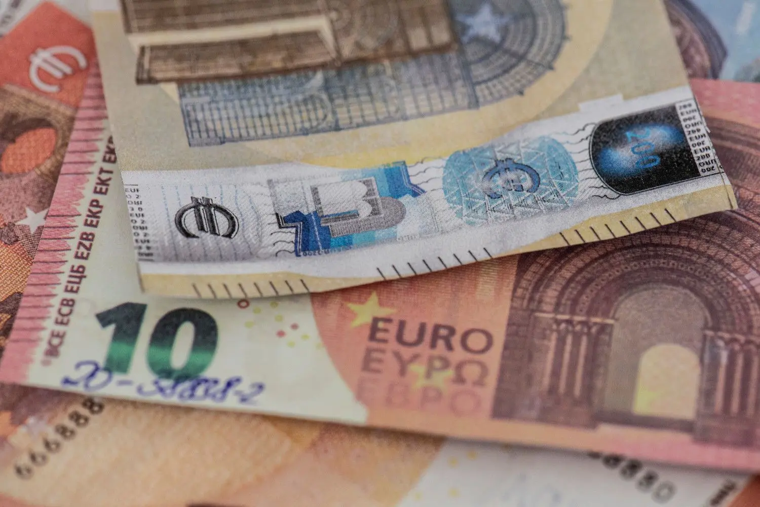 Auf manche müsste man zweimal schauen: Sichergestellte gefälschte Euro-Banknoten. ⇥
