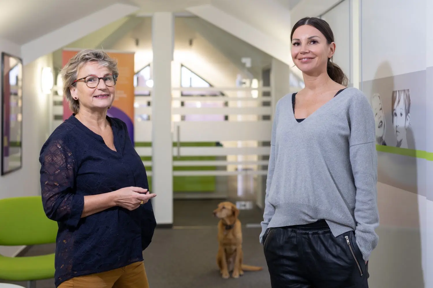 Teresa Enke mit Redakteurin Elisabeth Zoll im Büro der Robert-Enke-Stiftung.