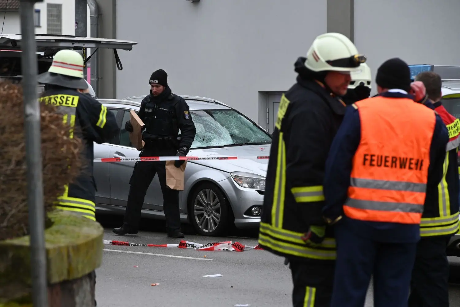 Bei einem Zwischenfall in Volkmarsen sind mehrere Personen verletzt worden. Ein Auto war in eine Menschengruppe gefahren.