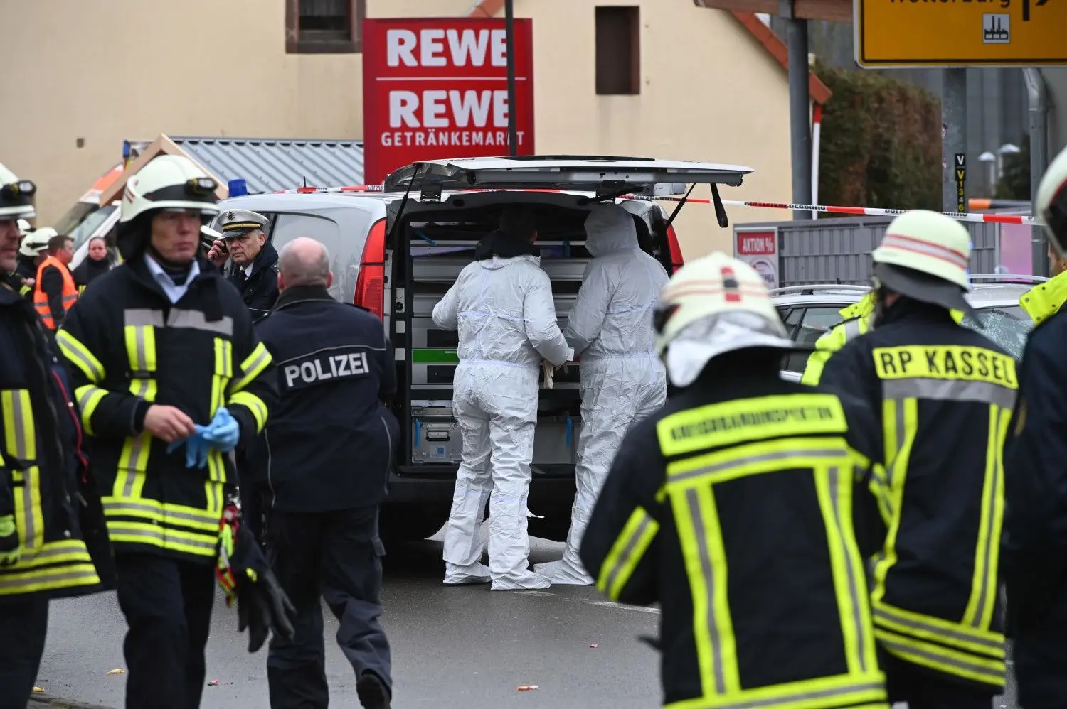 Bei einem Zwischenfall in Volkmarsen sind mehrere Personen verletzt worden. Ein Auto war in eine Menschengruppe gefahren.