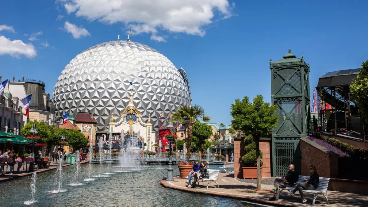 Im Europapark in Rust war ein mit dem Coronavirus infizierter Besucher unterwegs.
29.05.2020, Baden-Württemberg, Rust: Besucher des Europa-Park sitzen auf Bänken im französischen Themenbereich. Der Europa-Park startet heute in die Sommersaison: Wegen des Coronavirus beginnt sie zwei Monate später als geplant. Es gelten Hygiene- und Abstandsregeln sowie eine Begrenzung der täglichen Besucherzahl auf 10000 Personen. Foto: Philipp von Ditfurth/dpa +++ dpa-Bildfunk +++