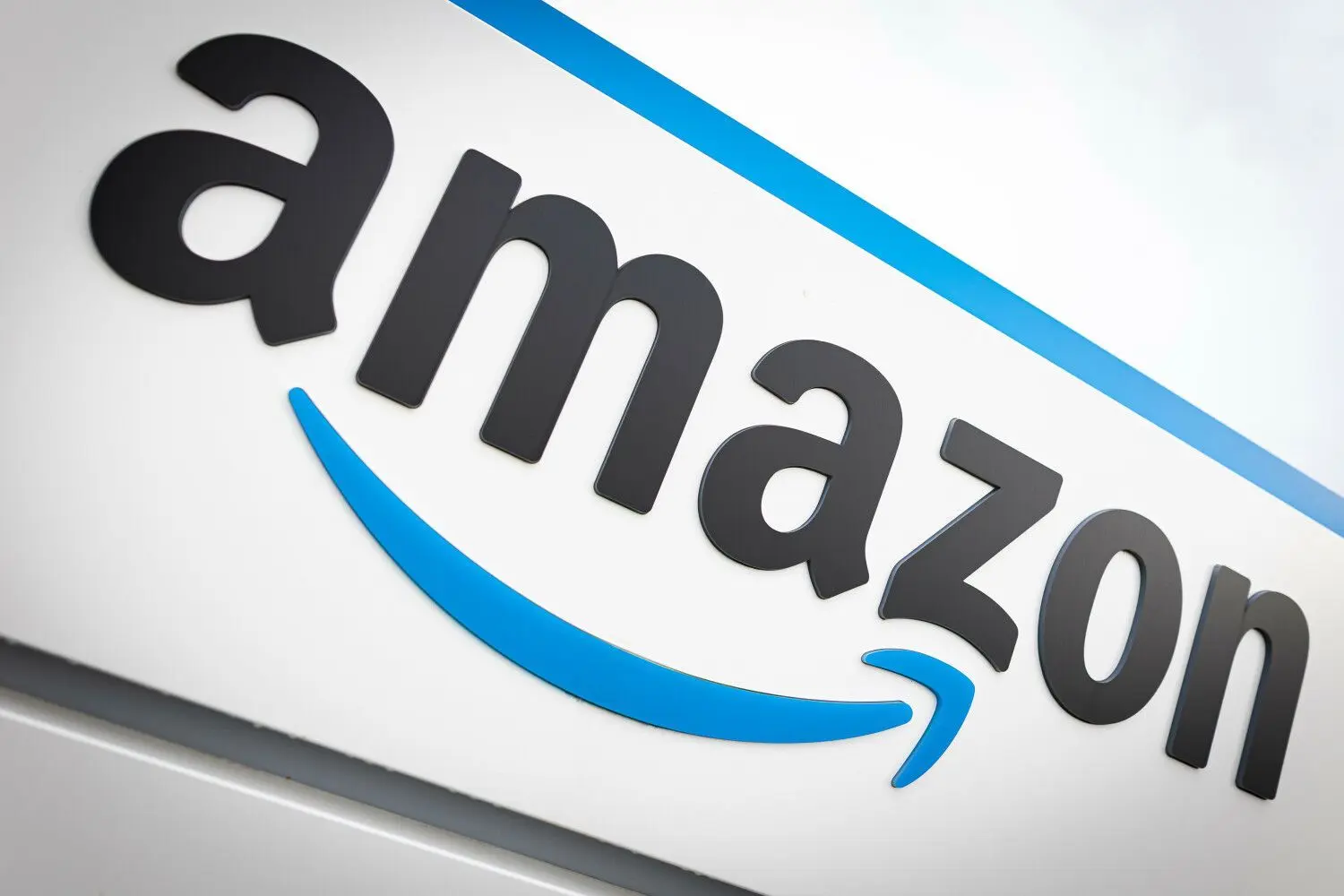 Der US-Händler Amazon erhöht den Mindestbestellwert. Damit müssen mehr Menschen Versandkosten zahlen.