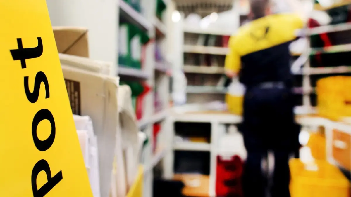 Tarifeinigung zwischen Post und Verdi: Briefe und DHL-Pakete kommen wieder pünktlich an.
ARCHIV - 17.02.2011, Nordrhein-Westfalen, Köln: Ein Mitarbeiter der Post sortiert im Briefverteilzentrum die Post. Bei den Tarifverhandlungen für die Deutsche Post gibt es eine Einigung. Die Gespräche seien am Mittwochvormittag erfolgreich abgeschlossen worden, teilten Sprecher der Gewerkschaft Verdi und der Post mit. Foto: picture alliance / Oliver Berg/dpa +++ dpa-Bildfunk +++