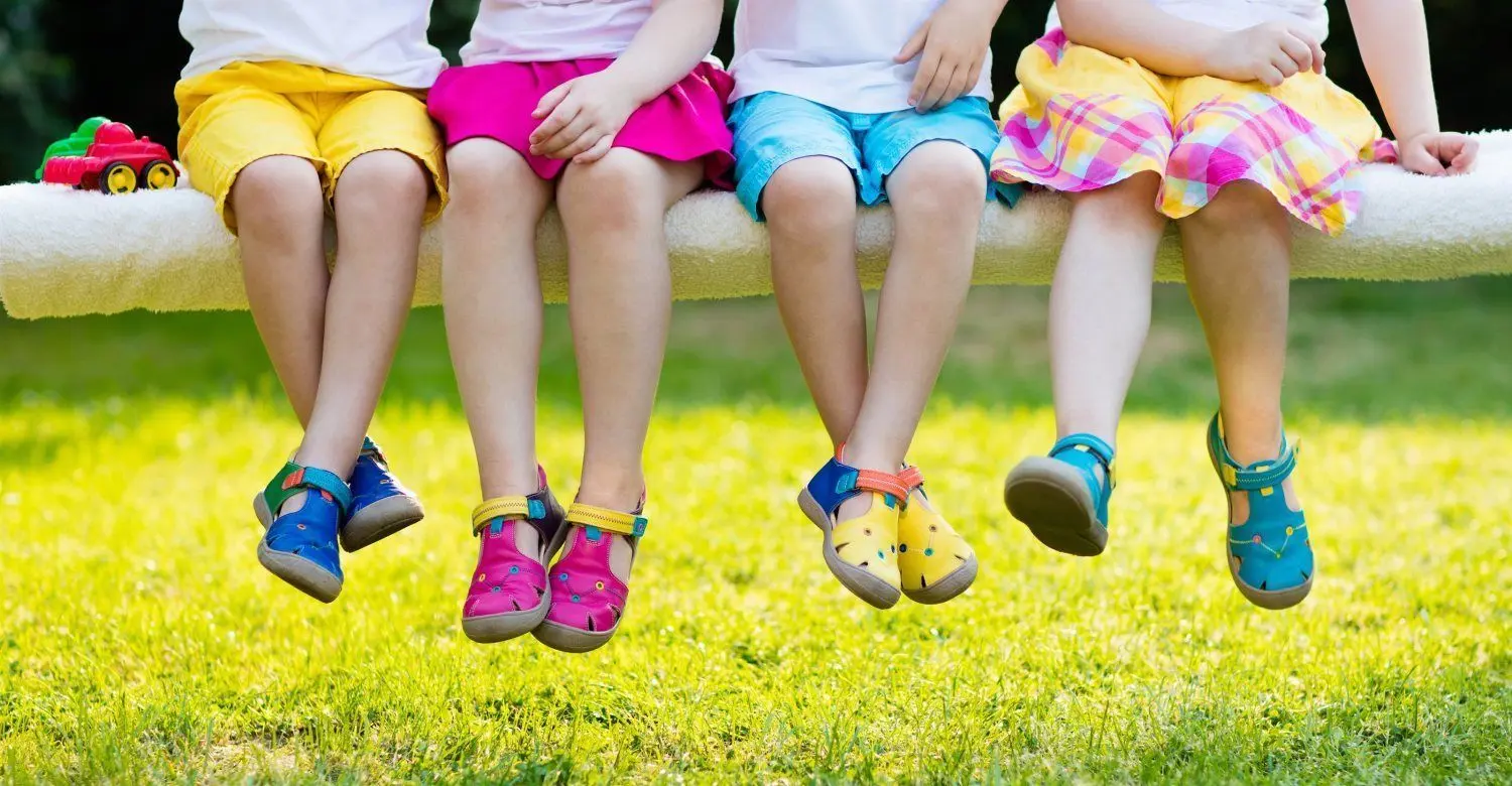 Wer auf gesunden Füßen durchs Leben gehen will, sollte von Anfang an auf die passenden Schuhe setzen. Eltern können dabei viel falsch machen, denn vor allem die ersten Lebensjahre eines Kindes sind entscheidend. Zu große, zu kleine oder zu steife Schuhe können leicht zu Knick- und Senkfüßen, Haltungsfehlern und Rückenschäden führen. Ein Fachmann gibt Tipps, was beim Kauf von Kinderschuhen beachtet werden sollte.