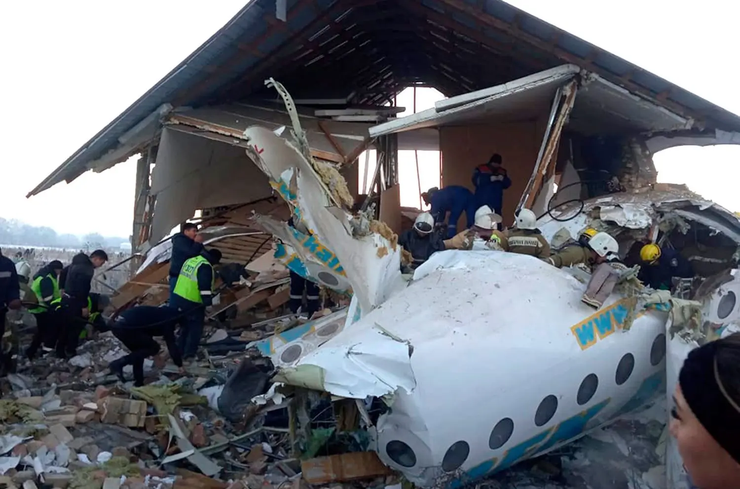 Beim Absturz eines Passagierjets der kasachischen Fluggesellschaft Bek Air unmittelbar nach dem Start in Almaty sind mehrere Menschen ums Leben gekommen.